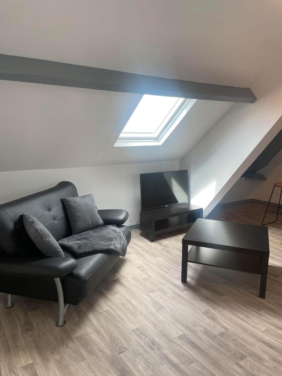 Superbe Loft Neuf - 1 Chambre- Face Au Chateau 세단 외부 사진
