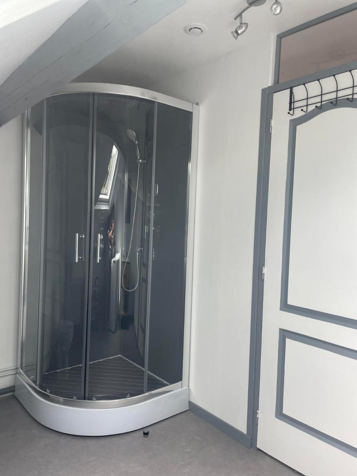 Superbe Loft Neuf - 1 Chambre- Face Au Chateau 세단 외부 사진
